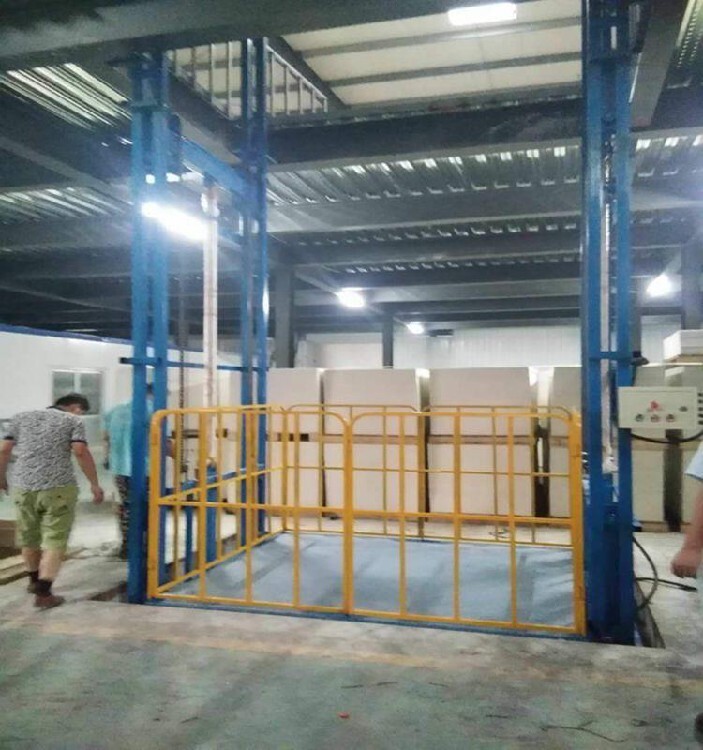 导轨链条式升降货梯_如何保证升降货梯的链条正常工作运行呢_液压导轨式升降货梯