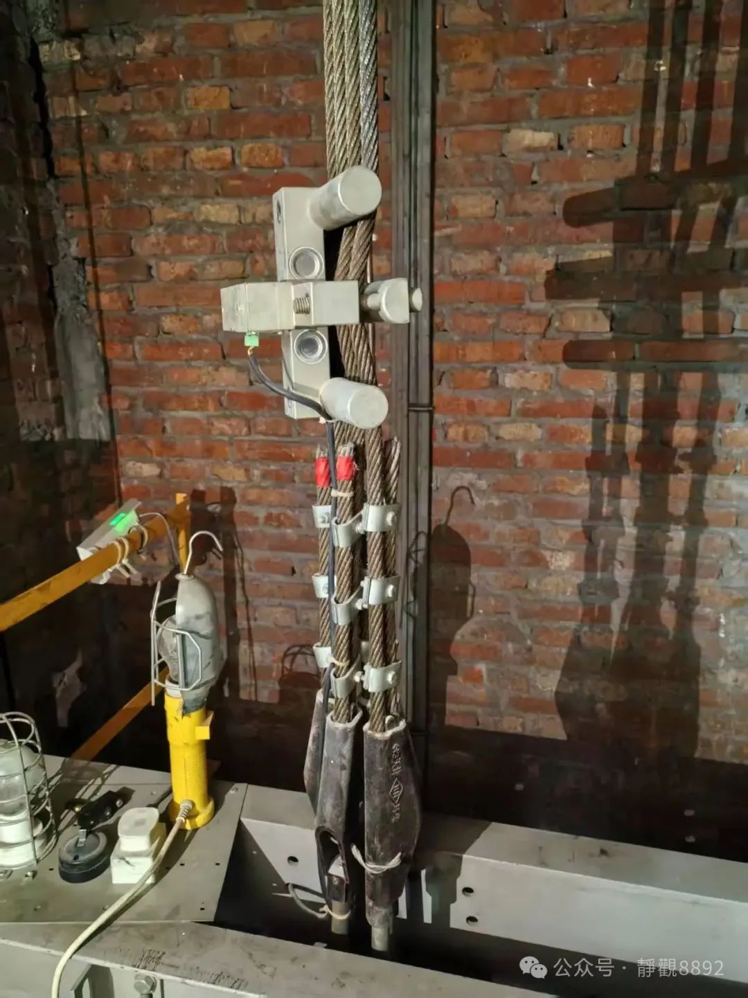 电梯钢丝绳保养维护_钢丝绳断丝磨损更换标准_货梯升降机一般如何保养